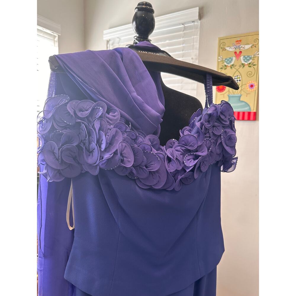 DAYMOR COUTURE —SAMPLE—-DRESS!!!!  SIZE 6